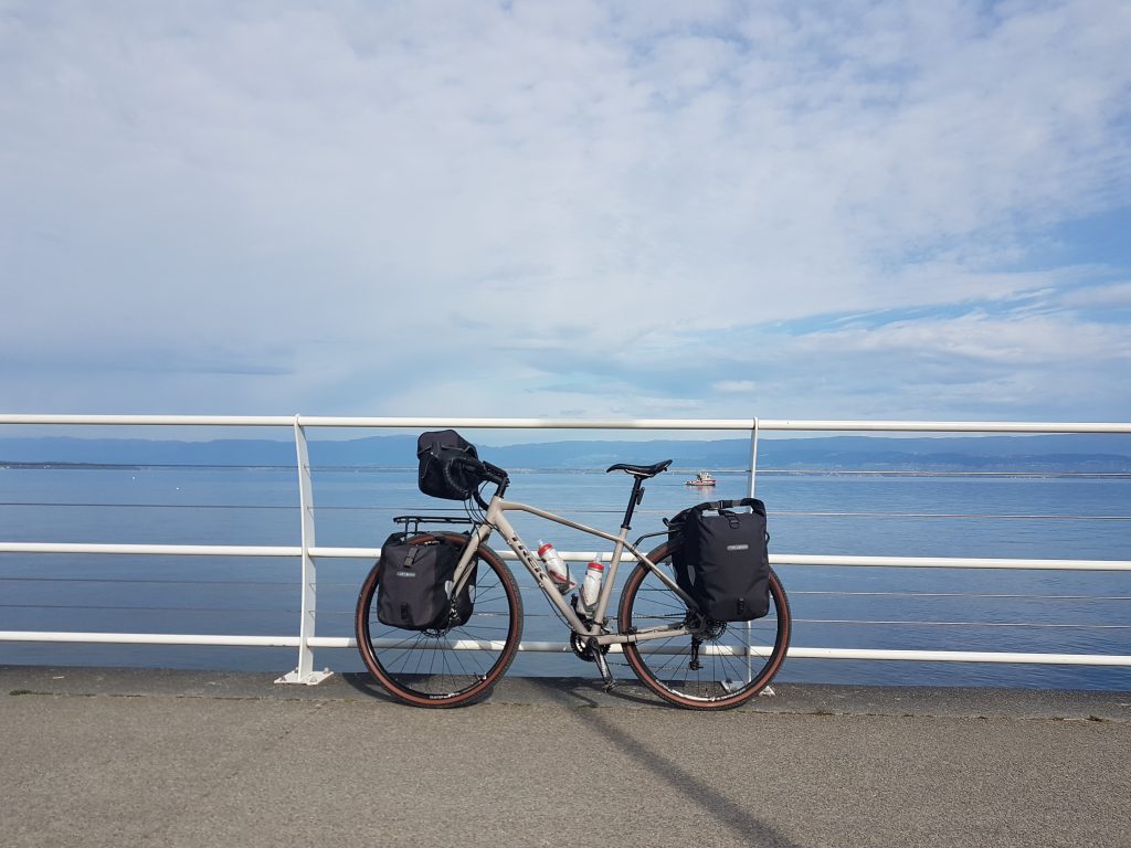 Vélo de voyages devant le lac Léman